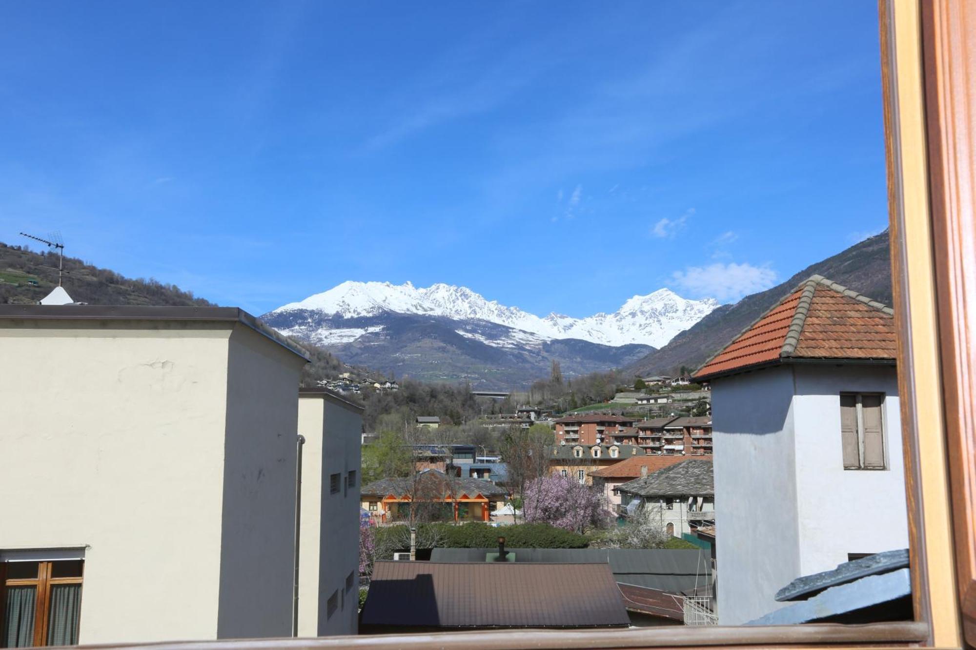 L'Abri En Ville - Parcheggio Privato A 100 Mt Ed Accesso Con Auto Nell'Area Pedonale Aosta Exterior foto